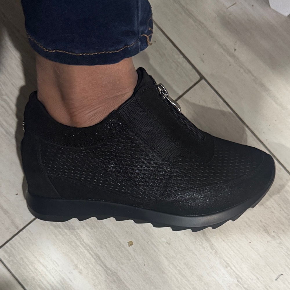 Bzees Black Textured Zip-Up Shoes